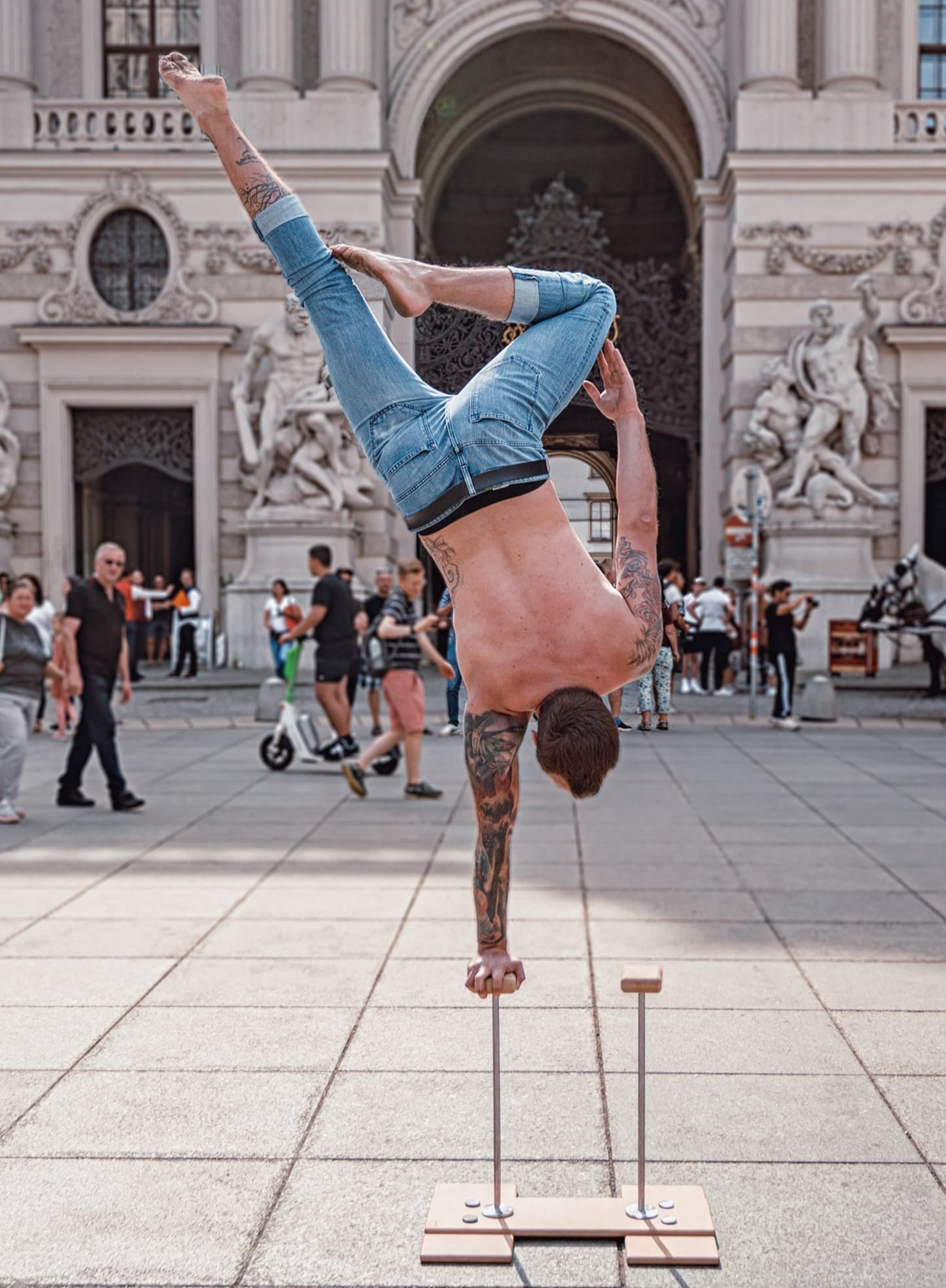 Eine Person im einarmigen Handstand